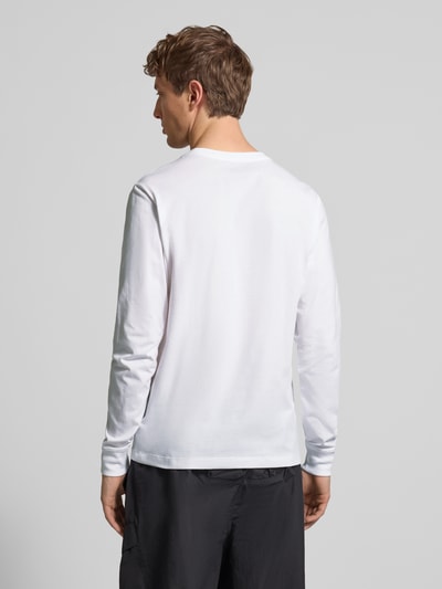 Männermodel trägt Longsleeve mit Label-Stitching von The North Face im Regular Fit aus Baumwoll-Mix, Rückenansicht, Ganzkörperansicht Rückansicht.