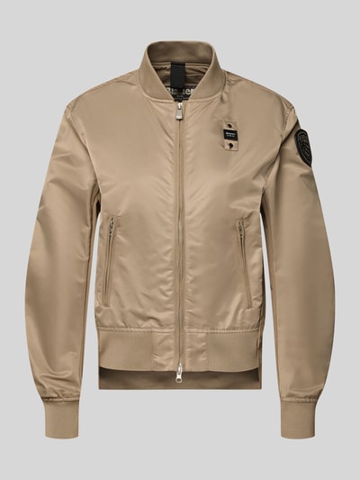 Produktfoto, Bomberjacke mit Reißverschlusstaschen Modell 'LAURIE' von Blauer Usa in Beige mit Label-Patches, Stehkragen und gerippten Abschlüssen