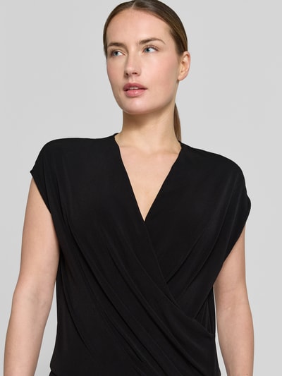 Vrouwenmodel draagt Jumpsuit in Wickel-Optik met V-hals van ROBE LÉGÈRE, zwart, materiaalmix met stretch, regular fit, nahaufnahme bovenlichaam.