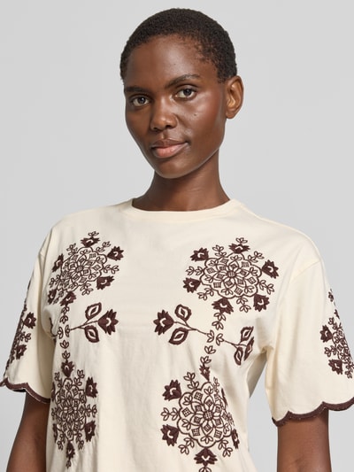 Vrouwenmodel draagt T-shirt met Wellensaum en motiefstitching van Jake*s Casual, puur katoen, recht model, ronde hals, Nahaufnahme bovenlichaam.