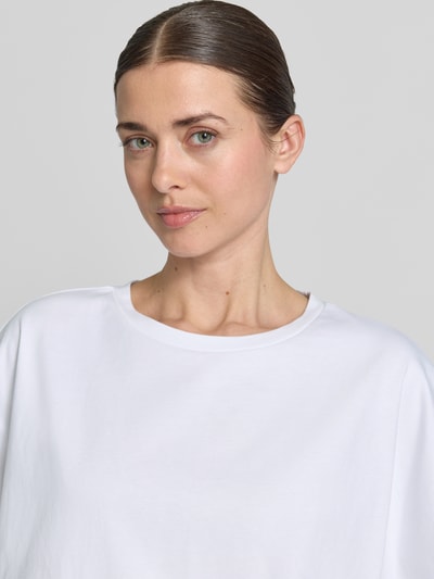 Frauenmodel trägt Oversized T-Shirt mit Rundhalsausschnitt von Smith and Soul aus reiner Baumwolle, weiß, Nahaufnahme Oberkörper.