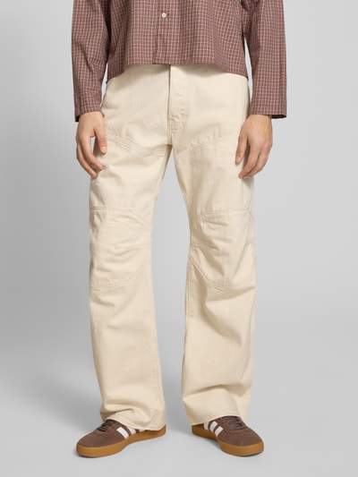 Męski model nosi Wide Fit Jeans mit Gesäßtaschen von G-Star Raw z bawełny, krój wide fit, kieszenie z tyłu i wpuszczane, zapięcie na guzik i zamek błyskawiczny, szerokość w rozmiarze 32/32: 45 cm, długość wewnętrzna nogawki: 81 cm, widok całej sylwetki z przodu.