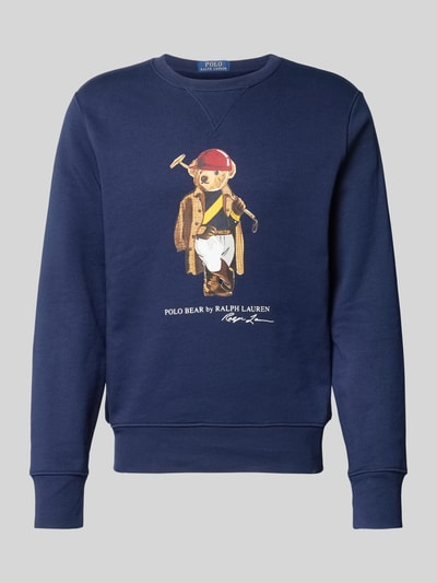 Produktfoto, Regular Fit Sweatshirt aus Baumwoll-Mix von Polo Ralph Lauren, Optik: Unifarben in Dunkelblau mit Label-Motiv-Print auf Brust, Materialverarbeitung: Sweat, Rundhals, langarm, Ärmelabschluss und Rumpfabschluss gerippt.