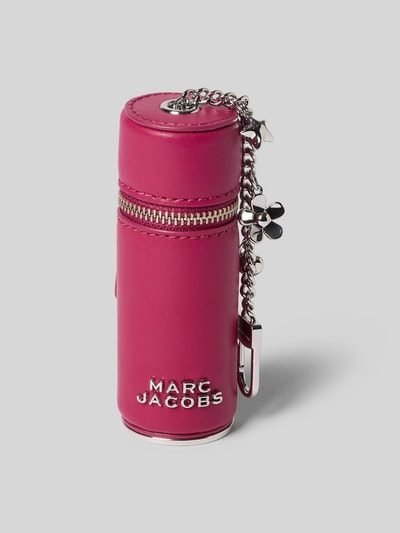 Produktfoto, Lipstick Case mit Logo-Detail van Marc Jacobs in felroze, ritssluiting, hoofdvak, karabijnhaak, kettinglook, motiefcharms, 4 cm breedte, 11 cm lengte, 4 cm diepte
