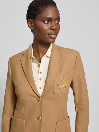 Frauenmodel trägt Blazer mit Reverskragen von Lauren Ralph Lauren in Beige, Baumwoll-Elasthan-Mix, Label-Stitching, Nahaufnahme Oberkörper.