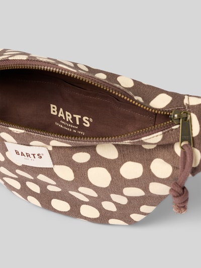 Productfoto, Bauchtasche met label-detail model 'Juno Bumbag' van Barts van katoen, bruin met crèmekleurige stippen, ritsvak, context: dames buideltas, hoofdvak met ritssluiting, labeldetail, breedte 37 cm, lengte 17 cm, diepte 7 cm, schouderriem 95 cm