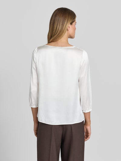 Vrouwenmodel draagt Blusenshirt aus Seide mit 3/4-Arm van Marc Cain, zuiver zijde, regular fit, ronde hals, ruglengte maat 36: 60 cm, mouwlengte maat 36: 49 cm, Ganzkörperansicht Rückansicht.
