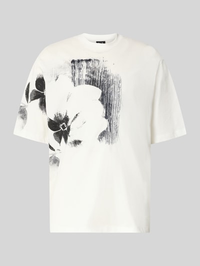Produktfoto, Comfort Fit T-Shirt mit Motiv-Print von Armani Exchange, weiß mit schwarzem Motiv-Print und Allover-Look, Rundhalsausschnitt, Rückenlänge bei Größe M 76 cm.