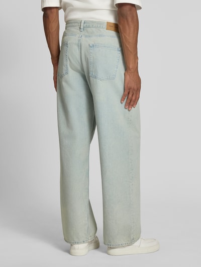 Męski model nosi Jeans im Used-Look Modell 'TIMOTHY' od Samsøe Samsøe, czysta bawełna, krój relaxed fit, jasnoniebieski, tekstura denimu, Szerokość w rozmiarze 32/32: 44 cm, długość nogawki wewnętrznej 83 cm, Ganzkörperansicht Rückansicht.