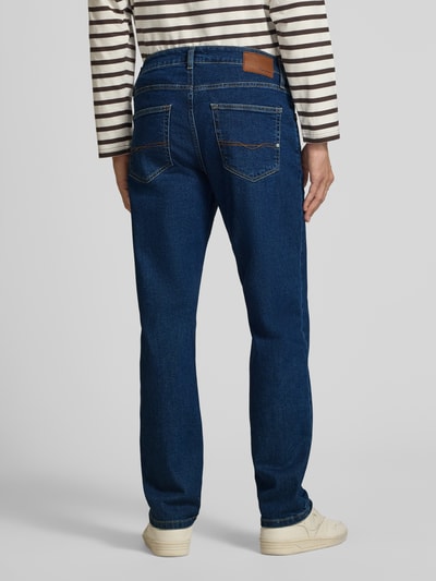 Männermodel trägt Straight Fit Jeans aus Baumwoll-Mix Modell 'Cash' von Pepe Jeans in Dunkelblau, Ganzkörperansicht Rückansicht. Herren Straight Fit Jeans von Pepe Jeans.