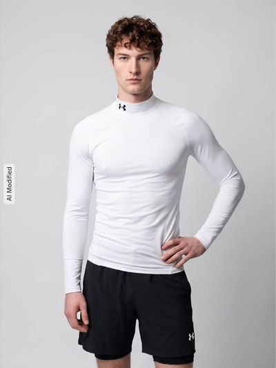 Männermodel trägt weißes Slim Fit Sport-Langarmshirt mit Logo-Stitching von Under Armour, schwarze Shorts, Ganzkörperansicht von vorne, Herren Sport-Langarmshirt von Under Armour, KI-modifiziertes Bild.