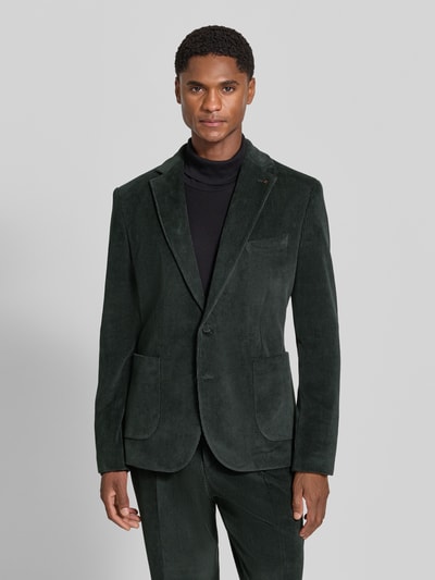 Männermodel trägt Slim Fit Sakko aus Baumwoll-Mix in Cord-Optik Modell 'Nick' von Zuitable, dunkelgrün, Zwei-Knopf, Ganzkörperansicht von vorne.