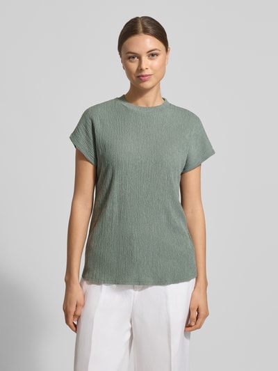 Vrouwenmodel draagt T-shirt met structuurpatroon en ronde hals van Christian Berg Woman, materiaalmix met viscose, regular fit, ruglengte maat S 62 cm, kleur groen, recht model, effen textuur, volledige lichaam voorkant.