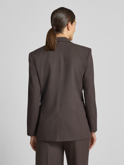 Vrouwenmodel draagt Regular Fit Blazer met viscose van Cph Muse in bruin, elastische materiaalmix met klepzak en reverskraag, rugaanzicht. Ruglengte maat S 72 cm, borstwijdte 34 cm, mouwlengte 63 cm.
