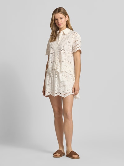Frauenmodel trägt Boxy Fit Kurzarmbluse aus reiner Baumwolle Modell 'NEW LALISA' von Only, Optik: Unifarben, Lochstickmuster, Hemdblusenkragen, einreihige Knopfleiste, Kurzarm mit Muschelsaum, reine Baumwolle, Ganzkörperansicht von vorne.