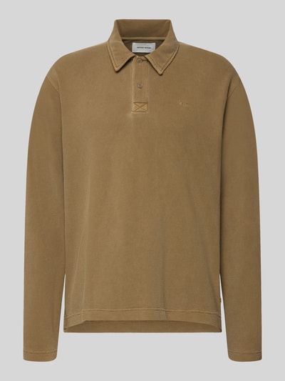 Produktfoto, brązowa Koszulka polo z bawełny, krój loose fit, model 'Thiago' od Wood Wood, kołnierzyk polo, wyhaftowane logo, długość tyłu w rozmiarze M: 71 cm