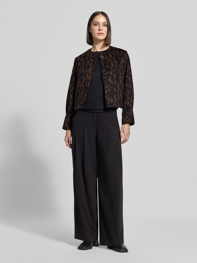 Frauenmodel trägt Regular Fit Blazer mit Viskose-Anteil von zero, braunes und schwarzes Muster, Rundhalsausschnitt, Ganzkörperansicht von vorne. Material-Mix mit Baumwoll- und Viskose-Anteil, durchgängige Knopfleiste, Rückenlänge 51 cm, Brustweite 51 cm, Ärmellänge 60 cm.