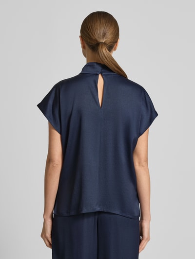 Vrouwenmodel draagt donkerblauw Blusenshirt met Stehkragen Modell 'ALARIA' van Drykorn, losse pasvorm, rugzicht, detailopname.