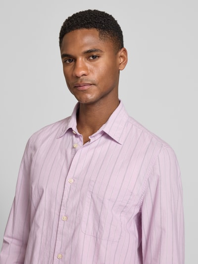 Männermodel trägt Shaped Fit Freizeithemd aus Baumwoll-Mix von Marc O'Polo, mehrfarbig gestreift, Kentkragen, Popeline, Nahaufnahme Oberkörper.