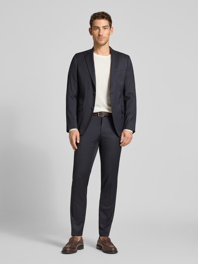 Männermodel trägt Slim Fit 2-Knopf-Sakko mit Pattentaschen Modell 'Move Alesso' von DIGEL in Dunkelblau, Ganzkörperansicht von vorne, Schurwoll-Elasthan-Mix, Reverskragen, Rückenlänge 74 cm, Schulterbreite 46 cm, Ärmellänge 67 cm.