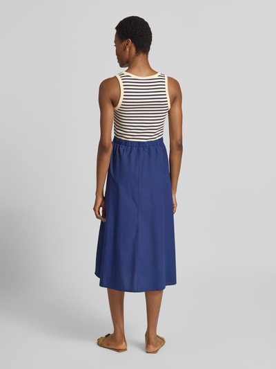 Frauenmodel trägt Tailliertes Freizeitkleid aus Baumwoll-Mix von s.Oliver RED LABEL in Blau und Beige, Ganzkörperansicht Rückansicht.