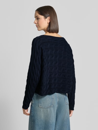 Frauenmodel trägt Relaxed Fit Strickpullover aus Baumwoll-Mix mit Zopfmuster von Oui in Dunkelblau, Rückansicht, Damen Strickpullover, Ganzkörperansicht Rückansicht.