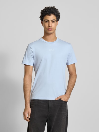 Männermodel trägt Regular Fit T-Shirt mit Logo-Print von Replay aus reiner Baumwolle, Rundhalsausschnitt, Herren T-Shirt, Ganzkörperansicht von vorne. Rückenlänge bei Größe M: 68 cm.