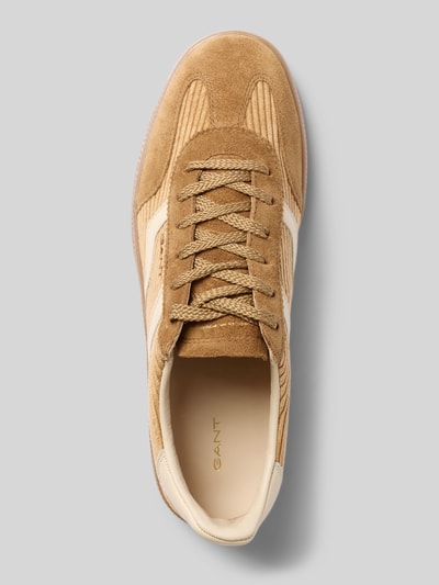 Produktfoto, beżowe sneakersy ze skóry bydlęcej z białym akcentem, model 'Cuzima' od GANT, damskie sneakersy