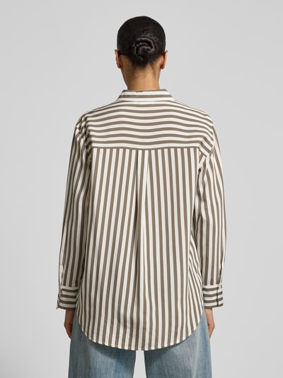 Frauenmodel trägt Relaxed Fit Hemdbluse aus Viskose-Mix von comma, gestreiftes Muster, langärmelig, verlängerte Rückseite, Ganzkörperansicht Rückansicht.