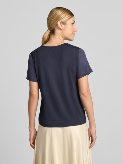 Vrouwenmodel draagt Regular Fit Bluse aus Satin van Christian Berg Woman Selection in donkerblauw met ronde hals en korte mouwen, rugaanzicht, satijnachtige textuur