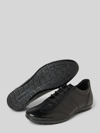 Produktfoto, Sneakersy aus echtem Leder mit Logo-Prägung von Geox, czarny kolor, wyprofilowana podeszwa, krój zaokrąglony, tłoczone logo, wysokość obcasa: 3 cm, wysokość cholewki: 9 cm, szerokość w rozmiarze 44: 7 cm