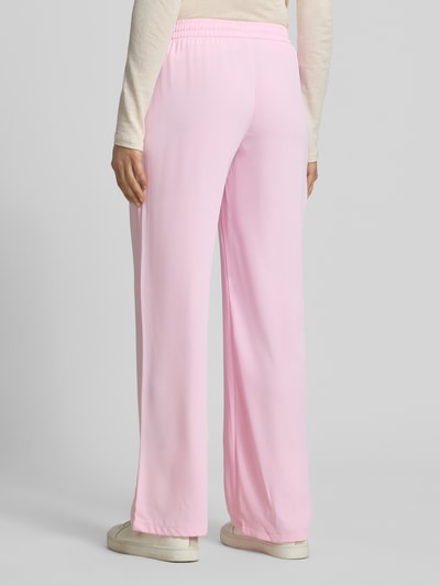 Frauenmodel trägt Loose Fit Jogpants mit elastischem Bund und Kordelzug von JJXX in zartem Rosa mit Seitliche Eingrifftaschen, Lockerer-Schnitt, Bundweite bei Größe S/32: 38 cm, Innenbeinlänge bei Größe S/32: 84 cm, Ganzkörperansicht Rückansicht