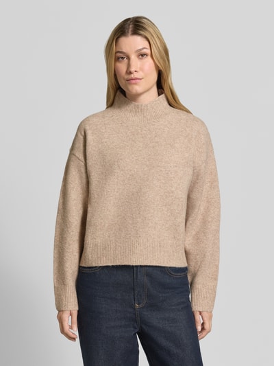 Vrouwenmodel draagt Turtleneck-Pullover met Woll-Anteil und Rundhalsausschnitt van Neo Noir, materiaalmix met wol, recht model, ribboorden, ruglengte maat 36: 53 cm, mouwlengte maat 36: 53 cm. Ganzkörperansicht van voren.