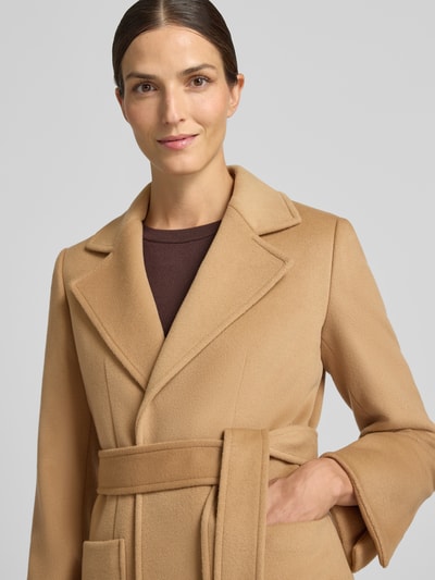 Frauenmodel trägt Regular Fit Mantel aus reiner Baumwolle Modell 'RUNAWAY' von MAX&Co. in Beige, glatte Textur, Nahaufnahme Oberkörper. Damen Mantel von MAX&Co.
