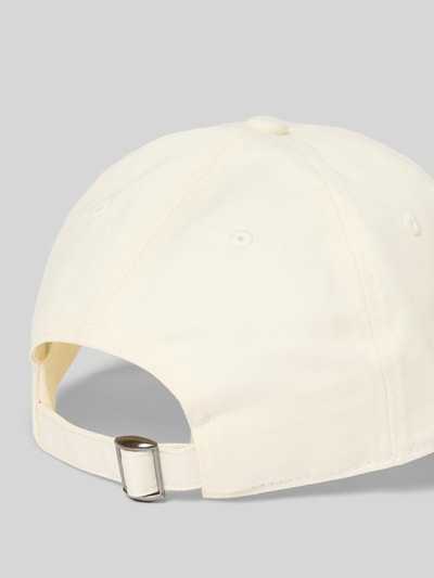 Produktfoto, Base Cap mit Logo-Stitching von PEAK PERFORMANCE aus reiner Baumwolle, elfenbeinfarben, gebogener Schirm, Strapback, strukturierte Oberfläche
