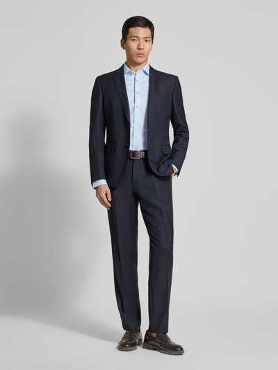 Männermodel trägt Slim Fit Business-Hemd mit Kentkragen von ETERNA aus reiner Baumwolle, Hellblau, Ganzkörperansicht von vorne.