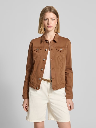 Frauenmodel trägt Jeansjacke mit Pattentaschen Modell 'Erna' von Soyaconcept in Braun, Baumwoll-Mix mit Stretch-Anteil, Knopfleiste, Körpernaher-Schnitt, Kentkragen, glatte Textur, Ganzkörperansicht von vorne.
