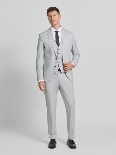 Männermodel trägt Regular Fit Businesshemd mit extra langem Arm von BOSS, weiß, Baumwoll-Mix, Ganzkörperansicht von vorne.