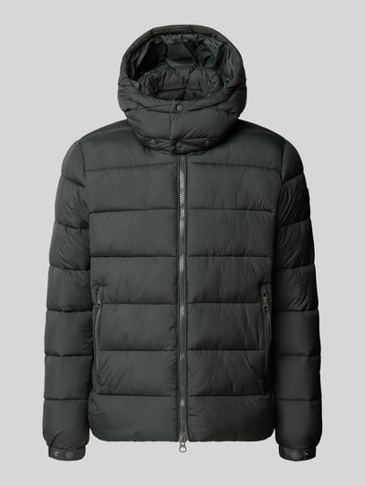 Produktfoto, Steppjacke mit Zweiwege-Reißverschluss von Save The Duck in dunklem Grün, gerade Passform, sichtbare Reißverschlusstaschen, elastische Ärmelabschlüsse, glatte Oberfläche, für Herren, Kontext: Rückenlänge 59 cm, Schulterbreite 44 cm, Brustweite 54 cm, Ärmellänge 70 cm.