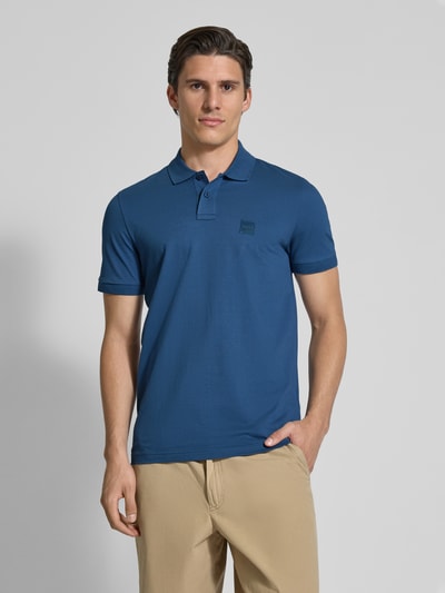 BOSS Orange Koszulka polo z detalem z logo Jeansowy niebieski 4