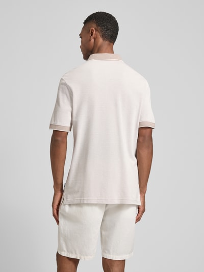 Männermodel trägt Regular Fit Poloshirt mit Label-Stitching Modell 'Percyco' von JOOP! Collection aus reiner Baumwolle, Ganzkörperansicht Rückansicht.