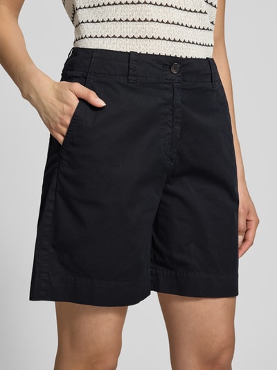 Frauenmodel trägt Regular Fit Chinoshorts aus Baumwoll-Mix von Marc O'Polo, Optik: Unifarben, Passform: Regular-Fit, mit Gürtelschlaufen, Knopf mit verdecktem Reißverschluss, seitliche Eingrifftaschen, Gesäßtaschen, Material: Baumwoll-Mix, Nahaufnahme Oberkörper.