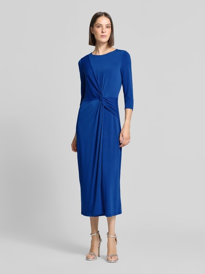 Frauenmodel trägt Tailliertes Freizeitkleid mit Knoten-Detail von s.Oliver BLACK LABEL in kräftigem Blau, glatte Textur, Ganzkörperansicht von vorne.