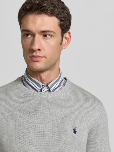 Männermodel trägt Strickpullover mit gerippten Abschlüssen von Polo Ralph Lauren in Hellgrau, Reine Baumwolle, Regular-Fit, Nahaufnahme Oberkörper.