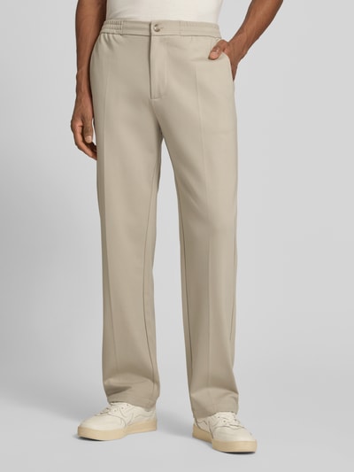 Männermodel trägt Slim Fit Hose aus Viskose-Mix Modell 'ALTON' von Guess mit Bundfalten und Eingrifftaschen, Nahaufnahme Oberkörper. Kontext: Herren Hose von Guess, Viskose-Mix mit Stretch-Anteil, Slim-Fit, Knopfverschluss, Bundfalten, Eingrifftaschen, Bundweite bei Größe 32: 44 cm, Innenbeinlänge bei Größe 32: 80 cm.