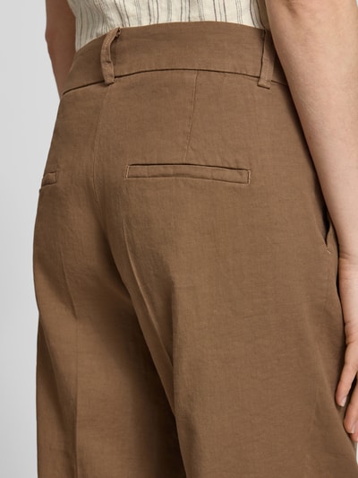 Vrouwenmodel draagt Chino aus Leinen-Mix mit Bügelfalte Modell 'CALIFORNIA' van Cambio, bruin, rechte fit, linnen-katoenmix, detailopname achterzijde.