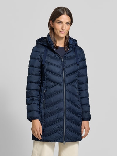 Kobiece modelka nosi Steppmantel mit Zweiwege-Reißverschluss von Christian Berg Woman Selection w kolorze granatowym, krój slim fit, kaptur z troczkiem, kieszenie na zamek, długość tyłu w rozmiarze 36: 83 cm, szerokość ramion w rozmiarze 36: 40 cm, szerokość w biuście w rozmiarze 36: 48 cm, długość rękawa w rozmiarze 36: 65 cm, pełny widok z przodu