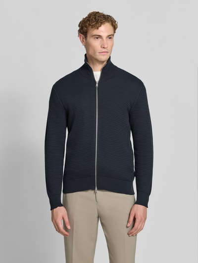 Mężczyzna nosi kardigan rozpinany 'Regular Fit Strickjacke aus reiner Baumwolle' od Marc O'Polo, ciemnogranatowy, tekstura prążkowana, Ganzkörperansicht von vorne, sweter z bawełny Marc O'Polo