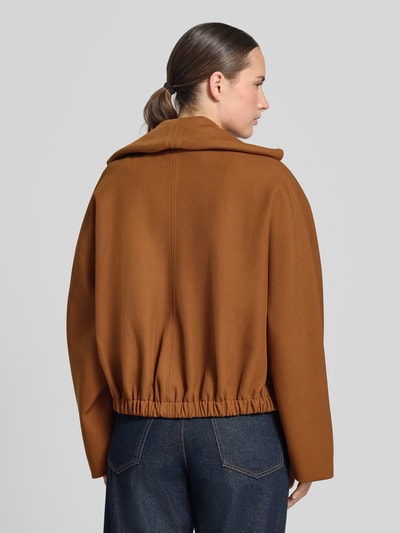 Vrouwenmodel draagt Relaxed Fit Jacke aus Woll-Mix van Rich & Royal in bruin met platte kraag en afdekstrip, ruglengte 57 cm, schouderbreedte 46 cm, borstwijdte 60 cm, mouwlengte 60 cm, wolmix stof met gladde textuur, Ganzkörperansicht Rückansicht.