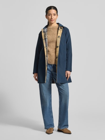 Frauenmodel trägt Regular Fit Funktionsjacke mit Umlegekragen von Barbour in Dunkelblau, unifarben, mit einreihiger Knopfleiste, Ganzkörperansicht von vorne.
